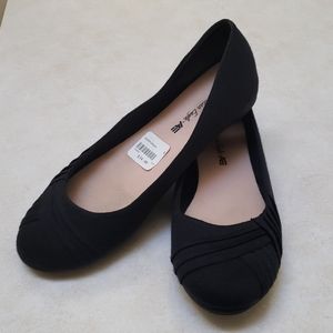 American Eagle Black Ballet flats